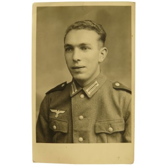 Soldato della Wehrmacht in una giacca M40 con laquila precoce e spallacci primi. Espenlaub militaria